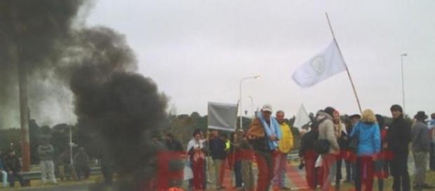 Ruralistas cortaron 2 horas el tránsito a Santa Fe Ruralistas cortaron 2 horas el tránsito a Santa Fe