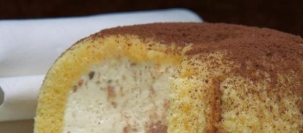 Un dessert di pan di spagna e crema Un dessert di pan di spagna e crema