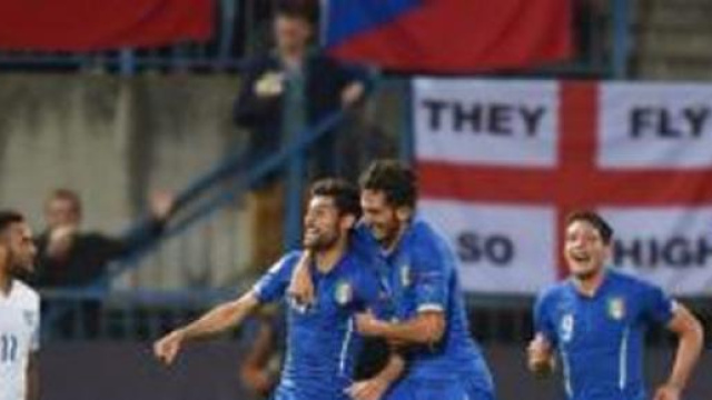 Benassi esulta per il terzo gol dell'Italia