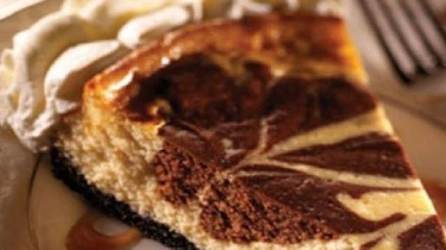 Cheesecake marmorizzata al cioccolato.