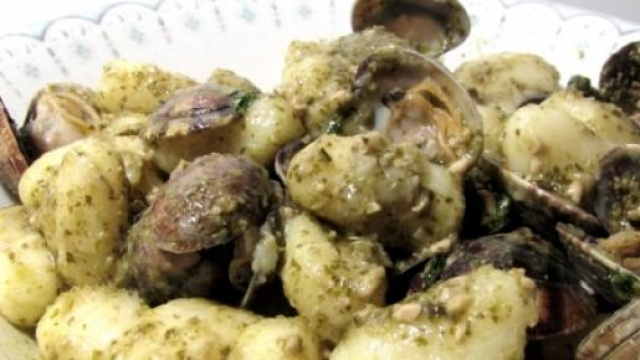 Gnocchi al pesto e vongole