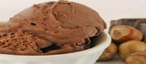 Il gelato al gianduia con nocciole e cioccolato.