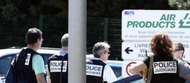 Attentato in Francia, un morto e due feriti Attentato in Francia, un morto e due feriti