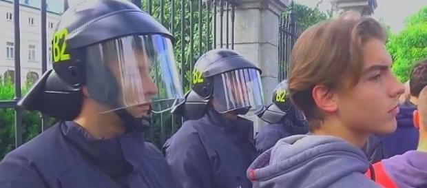 Brak wrogości między policją a demonstrantami Brak wrogości między policją a demonstrantami