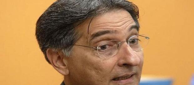 Governador de Minas é investigado pela PF Governador de Minas é investigado pela PF