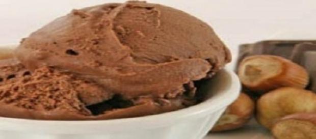 Il gelato al gianduia con nocciole e cioccolato. Il gelato al gianduia con nocciole e cioccolato.