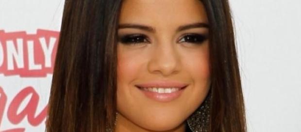 Selena Gomez lançou o seu single. Selena Gomez lançou o seu single.