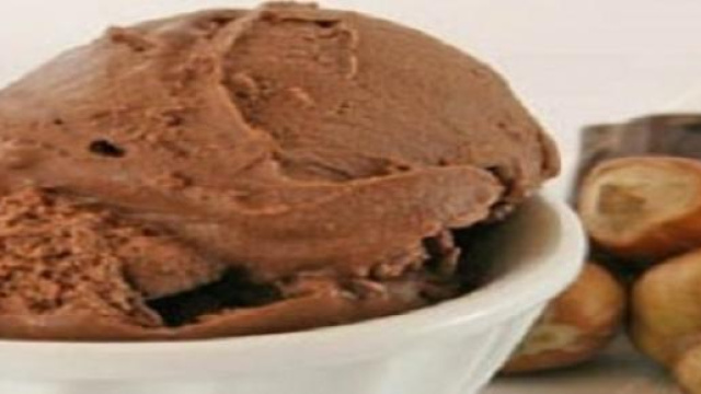 Il gelato al gianduia con nocciole e cioccolato.