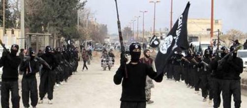 miliziani dell'ISIS in parata