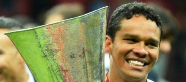 Carlos Bacca con el trofeo de la Europe League Carlos Bacca con el trofeo de la Europe League