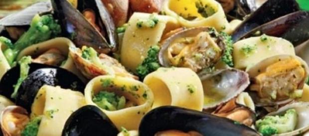 Paccheri con cozze, broccoli e pomodorini. Paccheri con cozze, broccoli e pomodorini.