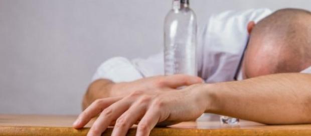 Ressaca um problema enorme para que ingere álcool. Ressaca um problema enorme para que ingere álcool.