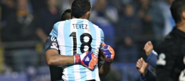 Tevez festeja el penal que definió la llave Tevez festeja el penal que definió la llave