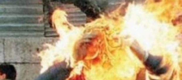 Un român s-a autoincendiat in Aprilia Un român s-a autoincendiat in Aprilia