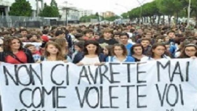 Corteo di protesta di studenti e insegnanti