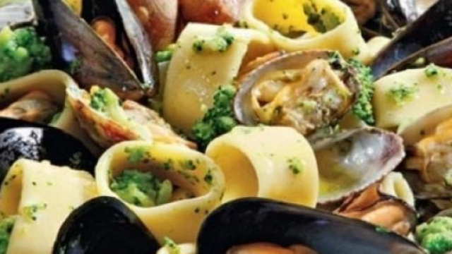 Paccheri con cozze, broccoli e pomodorini.