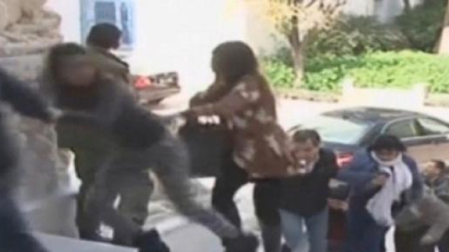 Turisti in fuga dal museo del Bardo