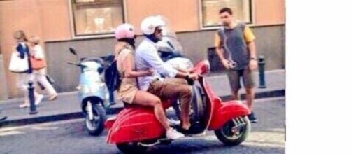 Emma Marrone e Fabio Borriello in Vespa a Napoli.