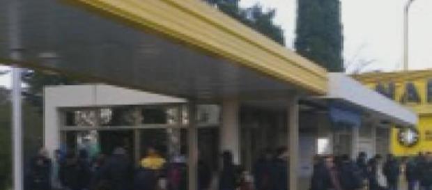 El personal frente a la fábrica El personal frente a la fábrica