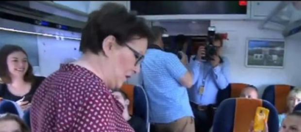 Ewa Kopacz wsiadła do pociągu (print scrn TVN24) Ewa Kopacz wsiadła do pociągu (print scrn TVN24)