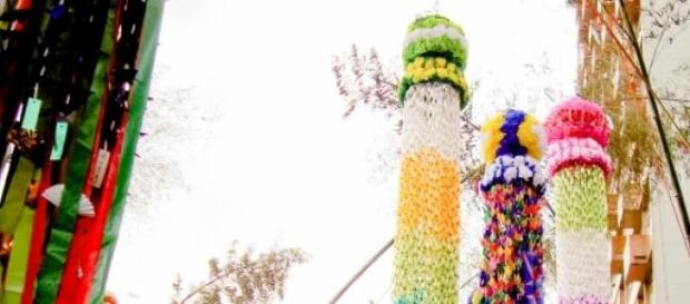 Fesejando el Tanabata con bambú y adornos de papel Fesejando el Tanabata con bambú y adornos de papel