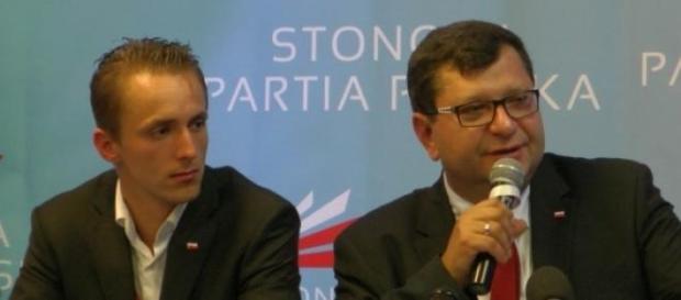 Kamil Całek (z lewej), Stonoga Partia Polska Kamil Całek (z lewej), Stonoga Partia Polska