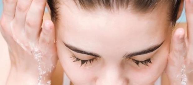 Limpiar el rostro ayuda a mantener la piel joven Limpiar el rostro ayuda a mantener la piel joven