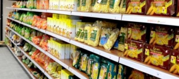 Un comune scaffale di un supermercato Un comune scaffale di un supermercato