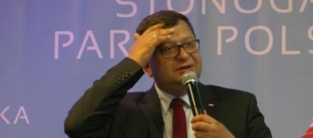 Zbigniew Stonoga przemawia w hali EXPO XXI Zbigniew Stonoga przemawia w hali EXPO XXI