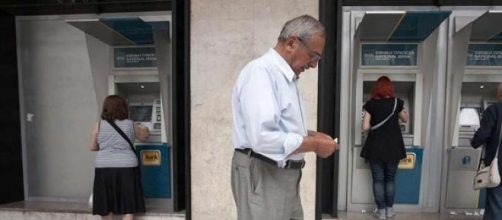 Ancora gente in coda ai bancomat in Grecia