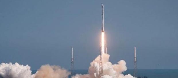 El despegue del cohete Falcon 9. El despegue del cohete Falcon 9.
