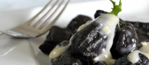 Gnocchi al nero di seppia con crema di orata. Gnocchi al nero di seppia con crema di orata.