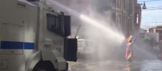 La police a dispersé les manifestants pacifiques. La police a dispersé les manifestants pacifiques.