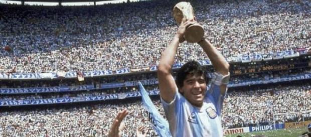Maradona levanta la Copa del Mundo en México ´86 Maradona levanta la Copa del Mundo en México ´86