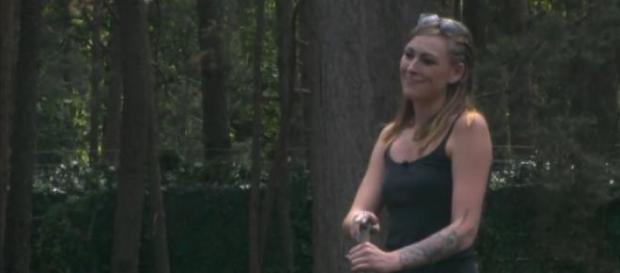 Newtopia-Neuzugang Pia im Gespräch mit Kate. Newtopia-Neuzugang Pia im Gespräch mit Kate.