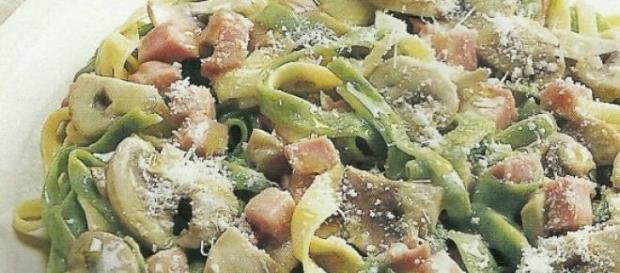 Tagliatelle paglia e fieno con ragù di finferli. Tagliatelle paglia e fieno con ragù di finferli.