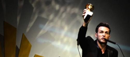 Axel levantando el Premio Gardel de Oro