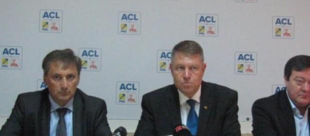Iohannis, alături de M. Vela si S. Frunzăverde Iohannis, alături de M. Vela si S. Frunzăverde