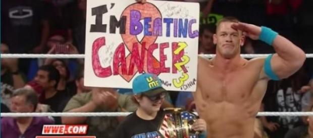John Cena a homenagear a criança no ringue. John Cena a homenagear a criança no ringue.