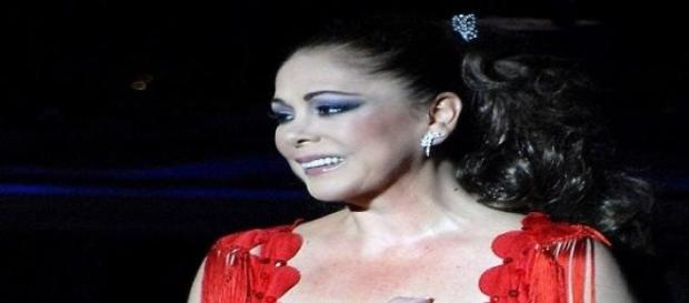La mujer más grande de la Copla sale de permiso. La mujer más grande de la Copla sale de permiso.