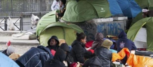 Le camp de migrants sur la rue de La Chappelle. Le camp de migrants sur la rue de La Chappelle.