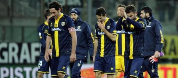Los jugadores del Parma retirandose del estadio Los jugadores del Parma retirandose del estadio