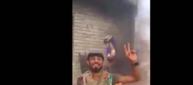 Un membru ISIS este ars de viu Un membru ISIS este ars de viu