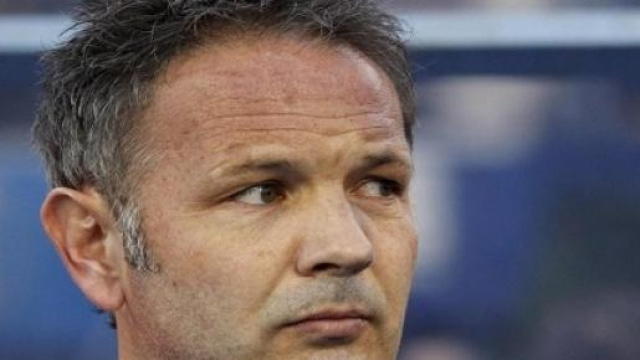 Sinisa Mihajlovic vicino alla panchina del Milan.