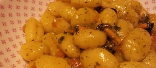 Gnocchi con pomodorini,pesto e cozze.