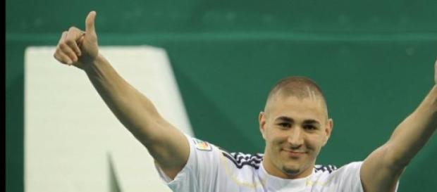 Benzema beim Jubel und Daumen hoch für die Fans Benzema beim Jubel und Daumen hoch für die Fans
