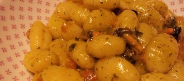 Gnocchi con pomodorini,pesto e cozze. Gnocchi con pomodorini,pesto e cozze.
