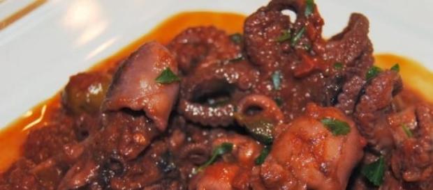 I polipetti con salsa e prezzemolo I polipetti con salsa e prezzemolo