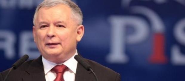 Kaczyński pewnie prowadzi PiS do zwycięstwa. Kaczyński pewnie prowadzi PiS do zwycięstwa.