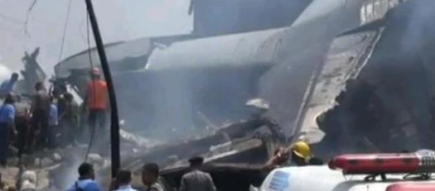 Locul catastrofei e plină de resturi fumegande Locul catastrofei e plină de resturi fumegande